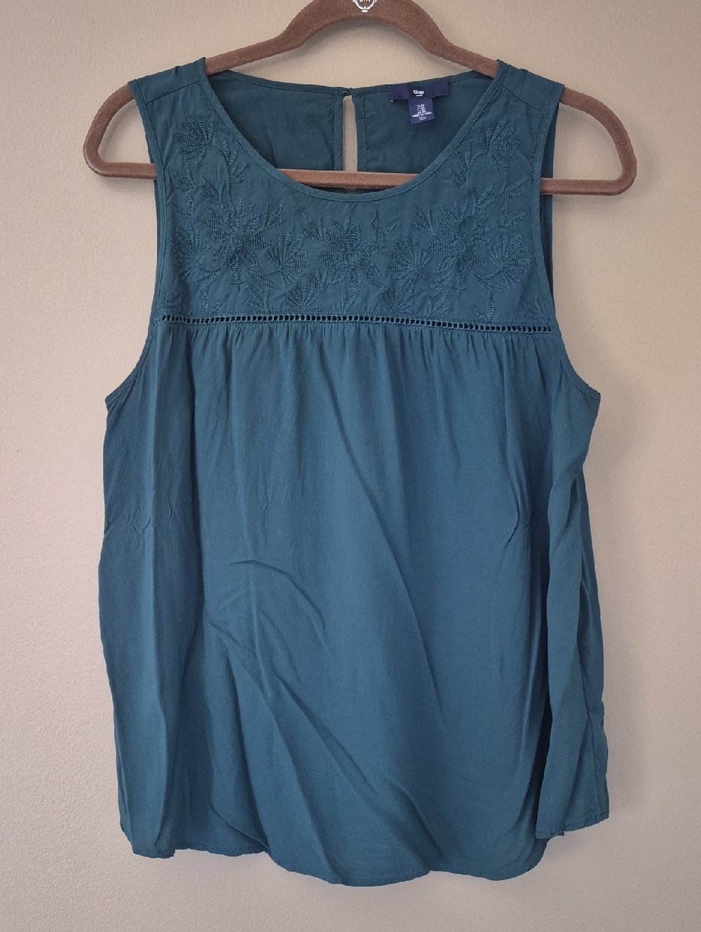 🎉 5/$15 | GAP | Green Swing Tank with Embroidered Floral Neckline